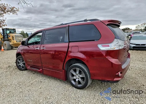 2015 Toyota Sienna Sport z USA, uszkodzony, nr VIN 5TDXK3DC9FS563052